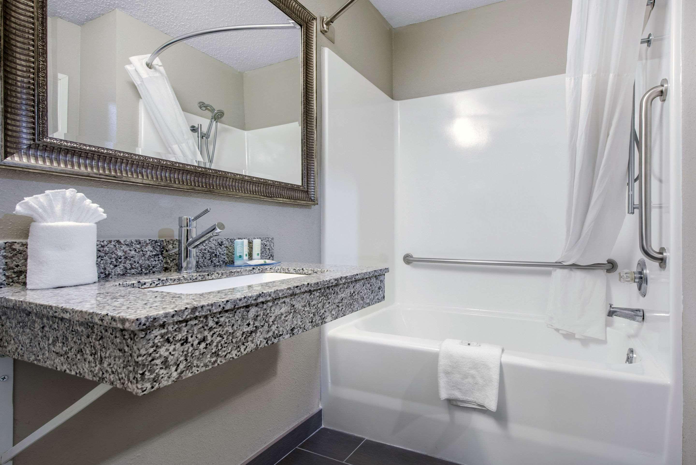 Quality Inn & Suites Brownsburg - Indianapolis West Bagian luar foto
